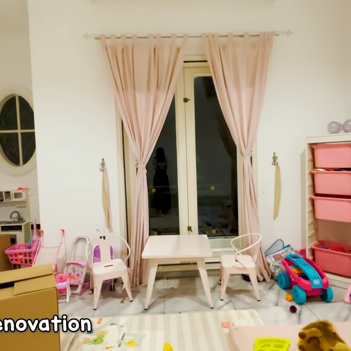 <p>Tasyi Athasyia tengah melakukan renovasi untuk kamar kedua buah hatinya, Noora dan Malik. Kembaran Tasya Farasya itu ingin menata kamar anaknya lebih rapi karena mereka punya banyak sekali mainan. (Foto: YouTube Tasyi Athasyia)</p>