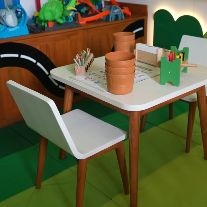 <p>Tak hanya mainan biasa, Tasyi Athasyia juga memberikan mainan edukatif dan meja yang dapat digunakan oleh anak-anaknya. (Foto: YouTube Tasyi Athasyia)</p>