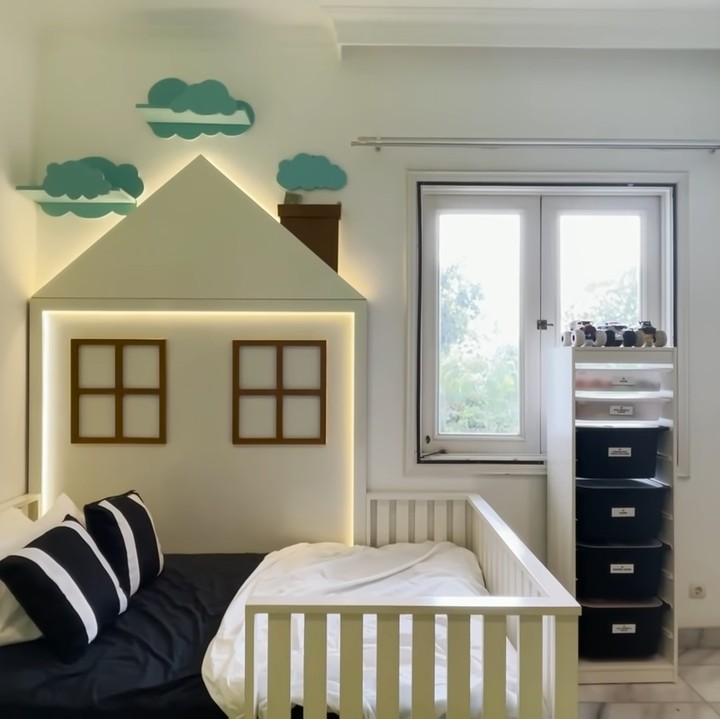 <p>Kasur di kamar tidur Malik juga dirancang khusus dengan bentuk unik. Kasurnya terlihat simpel namun tetap menggemaskan dengan bentuk rumah. (Foto: YouTube Tasyi Athasyia)</p>