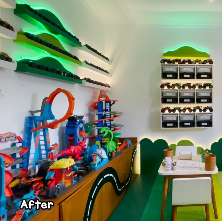 <p>Tak hanya kamar Noora, kamar Malik juga enggak kalah keren lho. Tengok saja potret kamarnya yang seperti toko mainan. Putra sulung Tasyi sangat gemar memainkan mobil-mobilan. (Foto: YouTube Tasyi Athasyia)</p>
