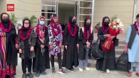VIDEO: Pemain Sepak Bola Wanita Afganistan Cari Suaka Politik