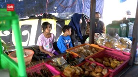 VIDEO: Tak Kuat Bayar Kos, Satu Keluarga Tidur Di Angkringan