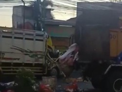 Truk Milik DLH Kota Tangerang Ditabrak di Ciledug, Sampah Berserakan