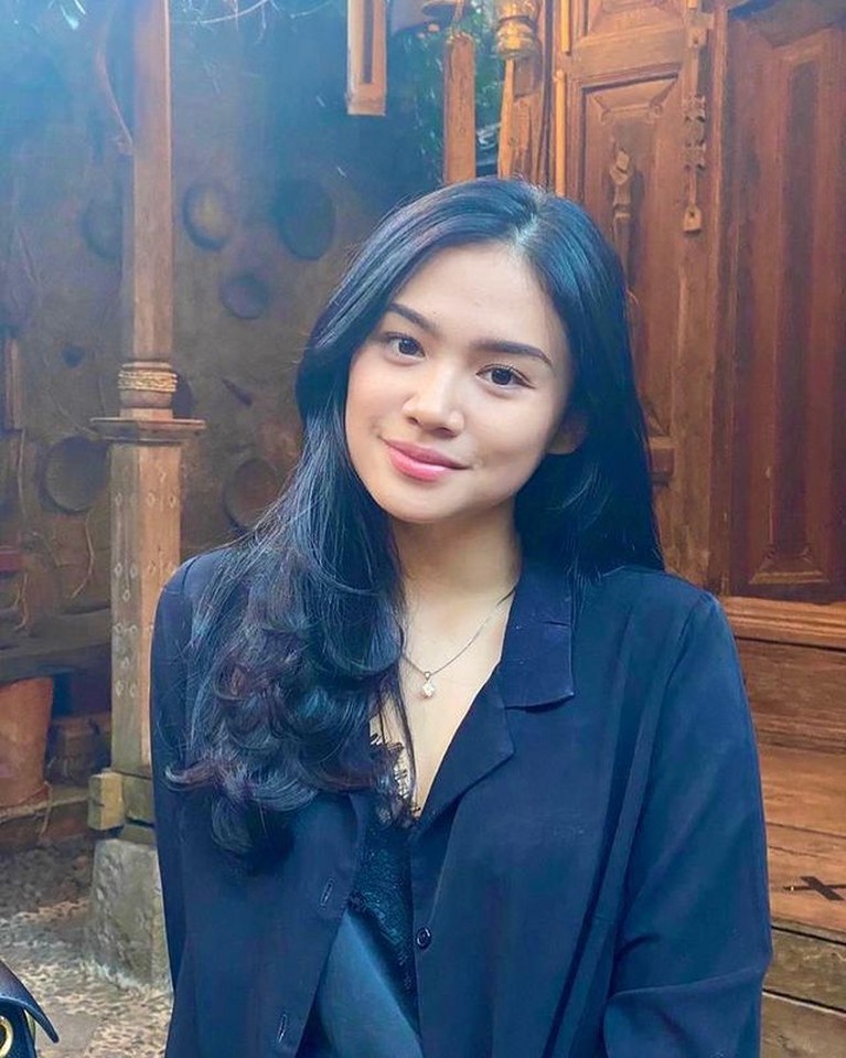 Tyarani Savitri Putri Sulung Mulan Jameela yang Jarang Tersorot Mulan Jameela memiliki putri sulung yang cantik dan memesona namun jarang tersorot. Yuk intip potret Tiara!