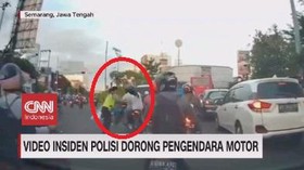 VIDEO: Insiden Polisi Dorong Pengendara Motor