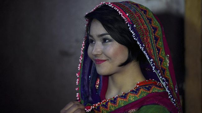 Desainer-desainer Afghanistan berjuang untuk membantu wanita di negara tersebut untuk merangkul kembali warisan budaya tradisionalnya.