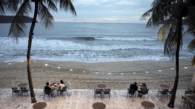 Meriam air yang menembaki pesawat yang mendarat di Pulau Langkawi menandai kembali bergeliatnya pariwisata di Malaysia. 
