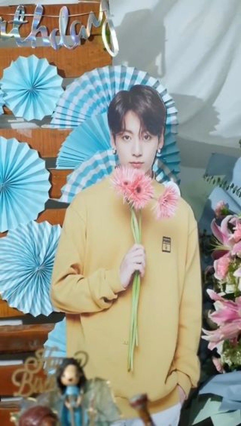 Ada Taehyung & Jungkook BTS di Momen Ultah Mikha Tambayong yang ke-27 Mikha Tambayong baru saja merayakan ulang tahunnya yang ke 27 pada (15/9). Yuk intip momen perayaannya!
