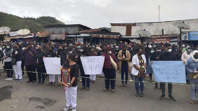 Sebanyak 250 tenaga kesehatan di Oksibil, Pegunungan Bintang, Papua, menggelar aksi long march sebagai penghormatan pada korban kekerasan KKB.
