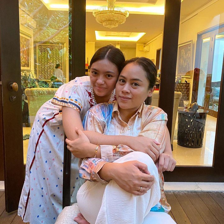 <p>Di waktu luangnya, Alleia banyak menghabiskan waktu bersama keluarga. Salah satunya adalah tante kesayangan, yang juga saudara kandung sang Ibunda. (Foto: Instagram @aliylatief)<br /><br /><br /></p>