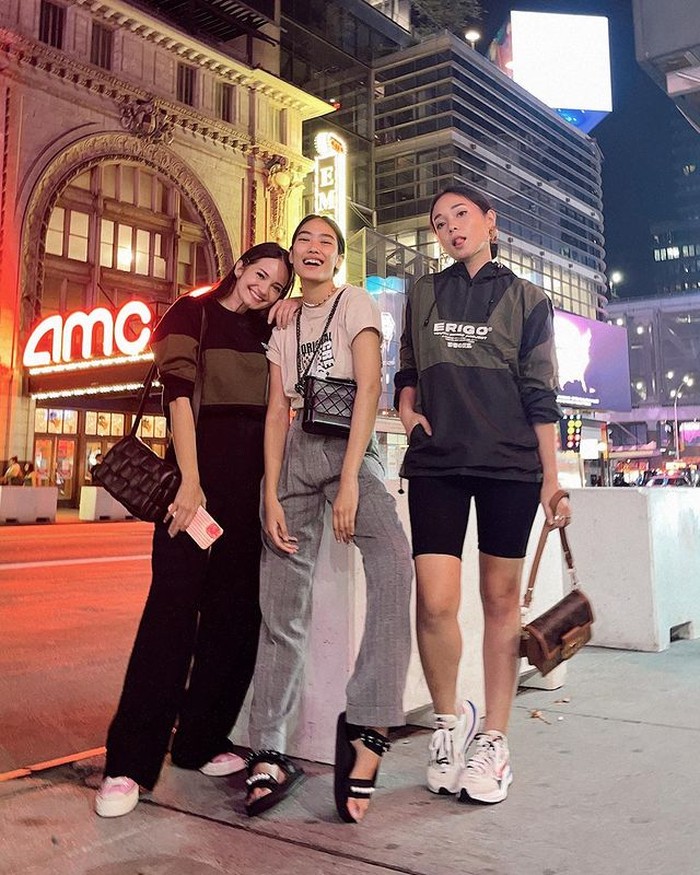 Bersama Enzi dan Alika, mereka berpose pada malam hari di pinggir kota. Ayla tampil sporty dalam balutan biker shorts dan jaket serta tas LV Dauphine . (@ayladimitri)