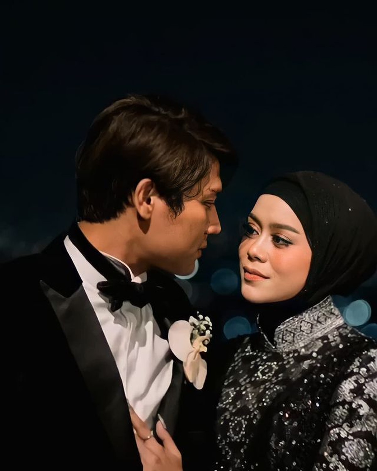 Setelah resmi menikah Lesti Kejora dan Rizky Billar memamerkan foto-foto kemesraan mereka yang jadi sorotan&period; Yuk intip&excl;