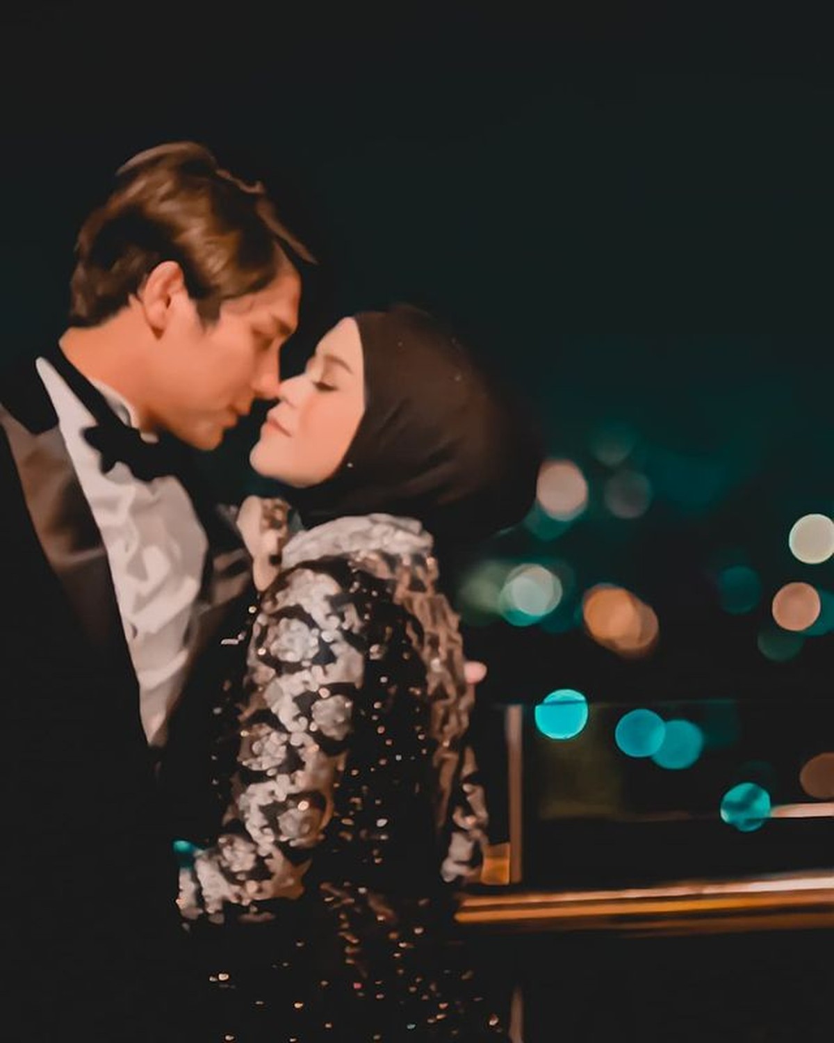 Setelah resmi menikah Lesti Kejora dan Rizky Billar memamerkan foto-foto kemesraan mereka yang jadi sorotan&period; Yuk intip&excl;