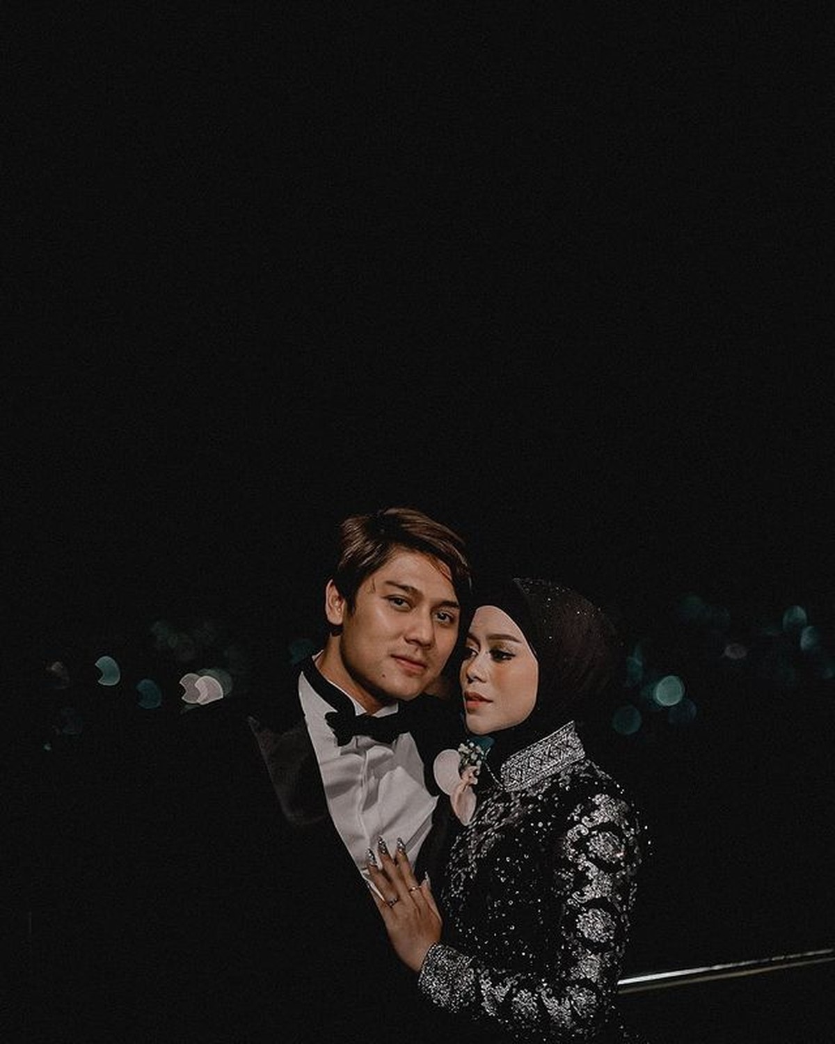 Setelah resmi menikah Lesti Kejora dan Rizky Billar memamerkan foto-foto kemesraan mereka yang jadi sorotan&period; Yuk intip&excl;