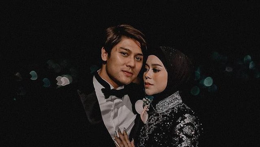 Setelah resmi menikah Lesti Kejora dan Rizky Billar memamerkan foto-foto kemesraan mereka yang jadi sorotan. Yuk intip!