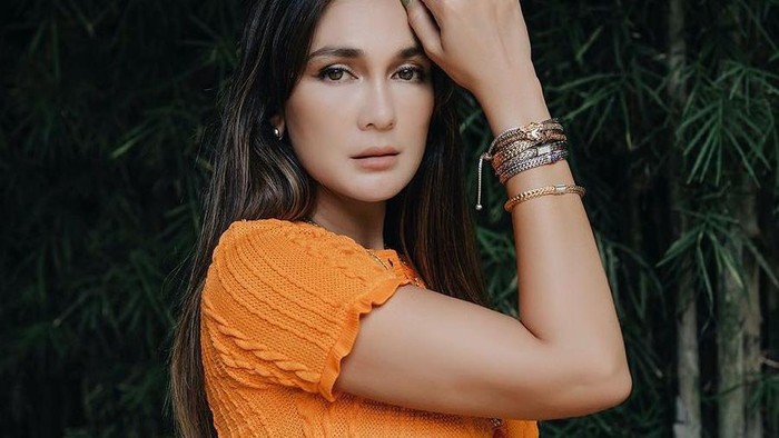 Deretan Scarf Mahal Milik Luna Maya, Ada yang Mirip Kepunyaan Syahrini!
