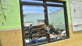 Sekolah Ambruk di Karawang dan Bogor, Bangunan Lapuk