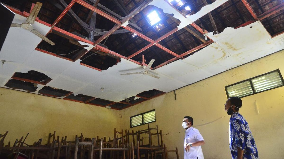 Sekolah Terancam Ambruk, Murid SMA di Makassar Belajar di Musala