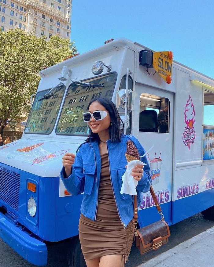 Di cuaca yang cerah kota New York, Ayla memadukan dress berwarna cokelat dengan luaran denim. Sunglasses yang ia kenakan turut menarik atensi. (@ayladimitri)