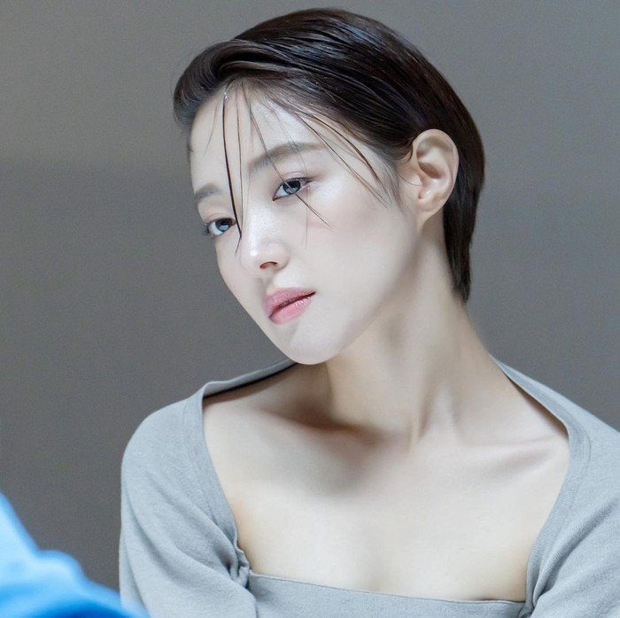 Gaya rambut ala pixie cut Korea dengan potongan super pendek juga bisa mencontek dalam drama Kairos. Ada Lee Se Young dengan tampilan berbeda dari biasanya./Foto: instagram.com/seyoung_10