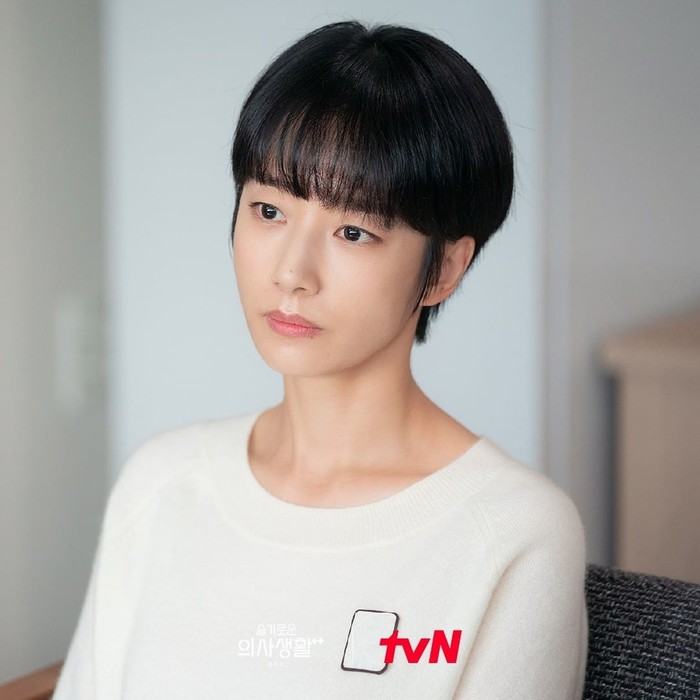 Gaya tomboy ala Ik Sun dalam drama Hospital Playlist (Kwak Sun Young) keren banget, lho. Dengan potongan rambut pendek ala 'Polwan', tapi tetap memberikan kesan manis dengan poni rata./Foto: instagram.com/tvn_drama