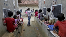 FOTO: Menyulap Jalanan India Jadi Kelas Sekolah