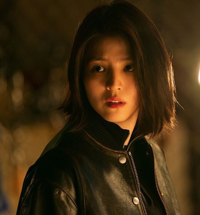 Setelah berperan sebagai perempuan feminin dan naif di drama Nevertheless, Han So Hee akan segera kembali dalam drama terbarunya berjudul My Name. Dalam rangka promosi, Netflix merilis berbagai foto hingga teaser./Foto: Instagram/netflixkr