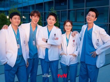 img-title Bukan Cuma Fans, Bintang 'Hospital Playlist' Berharap Ada Musim Ketiga