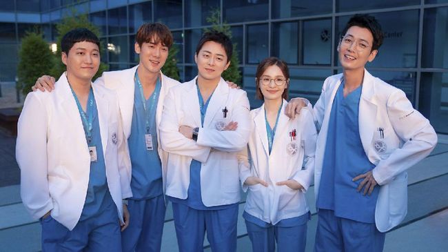 Sutradara Shin Won-ho mengungkapkan alasannya sulit memproduksi Hospital Playlist 3. Ia juga mengomentari chemistry dan romansa dari lima sahabat 99-ers . 