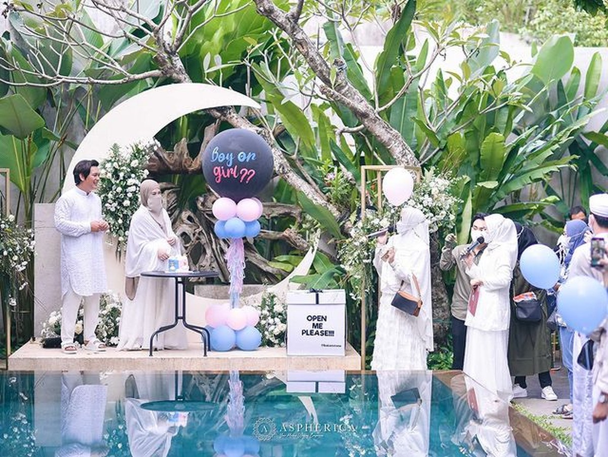 Wardah Maulina istri Natta Reza sedang hamil 7 bulan&period; Mereka menggelar tasyakuran dan umumkan jenis kelamin calon anak&period; Yuk intip&excl;