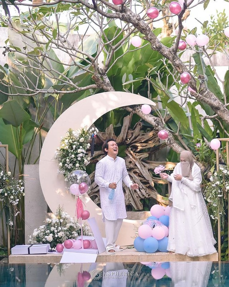 Wardah Maulina istri Natta Reza sedang hamil 7 bulan. Mereka menggelar tasyakuran dan umumkan jenis kelamin calon anak. Yuk intip!