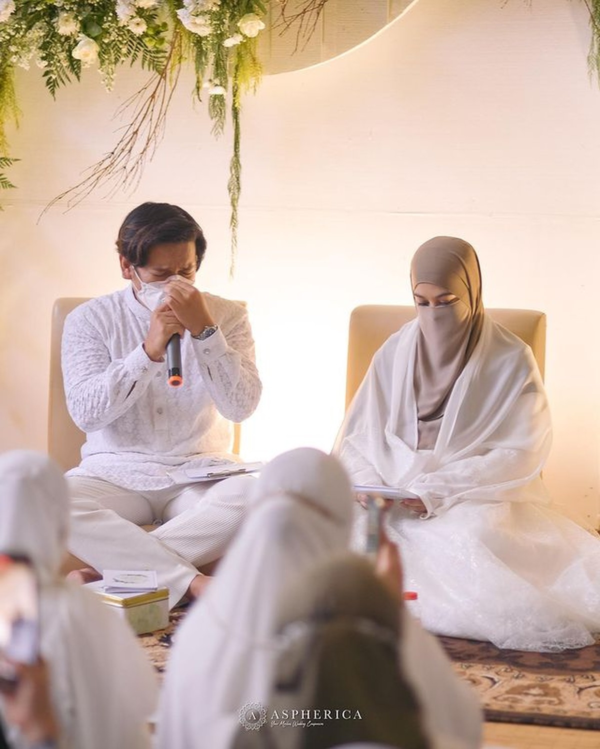 Wardah Maulina istri Natta Reza sedang hamil 7 bulan&period; Mereka menggelar tasyakuran dan umumkan jenis kelamin calon anak&period; Yuk intip&excl;