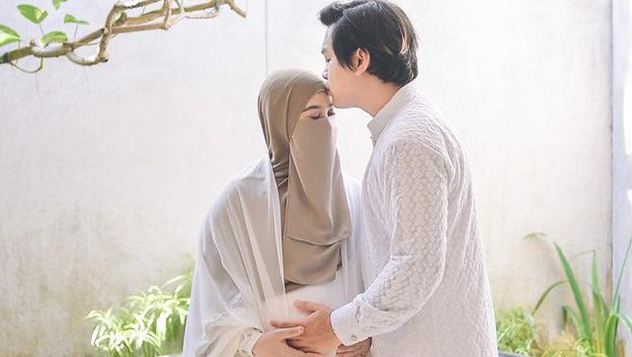 Wardah Maulina istri Natta Reza sedang hamil 7 bulan. Mereka menggelar tasyakuran dan umumkan jenis kelamin calon anak. Yuk intip!