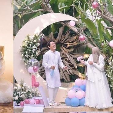 Intip Tasyakuran 7 Bulanan & Gender Reveal Anak Wardah Maulina & Natta Reza