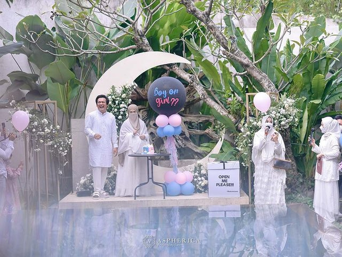 Wardah Maulina istri Natta Reza sedang hamil 7 bulan&period; Mereka menggelar tasyakuran dan umumkan jenis kelamin calon anak&period; Yuk intip&excl;