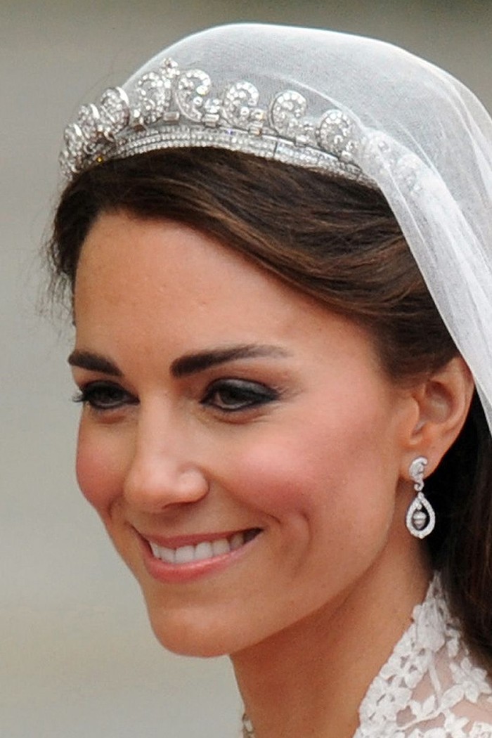Di hari pernikahannya, Kate Middleton memakai tiara Cartier Halo Scroll berhiaskan 1000 buah berlian. Mahkota ini aslinya merupakan hadiah perkawainan dari Raja George VI untuk sang istri pada tahun 1936. Foto: Getty Images