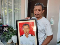 Orang Tua Kenang Sosok Fajar Kopilot Rimbun Air yang Jatuh di Papua