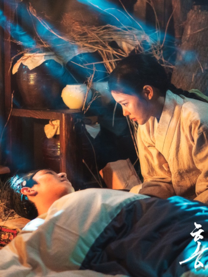 Chun Gi terkejut melihat sosok Ha Ram yang tidak sadarkan diri. Ketika berusaha membangunkannFoto: Courtesy of kdramadiary.com