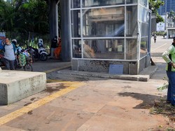 Sedan Terbalik di Trotoar Sudirman, Saksi: Mobil Terbang-Tabrak Lift JPO
