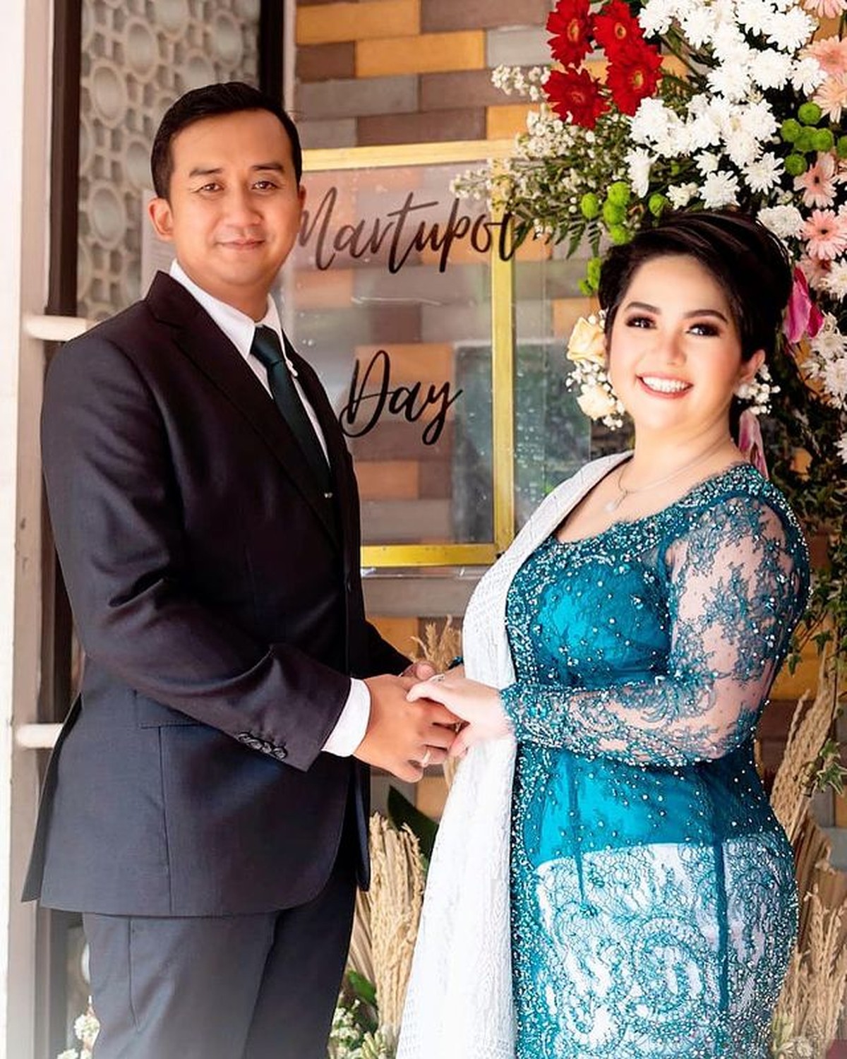 Joy Tobing dan calon suami menggelar Martumpol acara adat Batak sebelum menikah&period; Yuk kita intip momennya&excl;