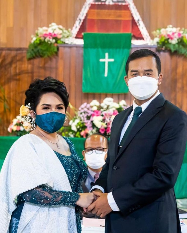 Joy Tobing dan calon suami menggelar Martumpol acara adat Batak sebelum menikah. Yuk kita intip momennya!