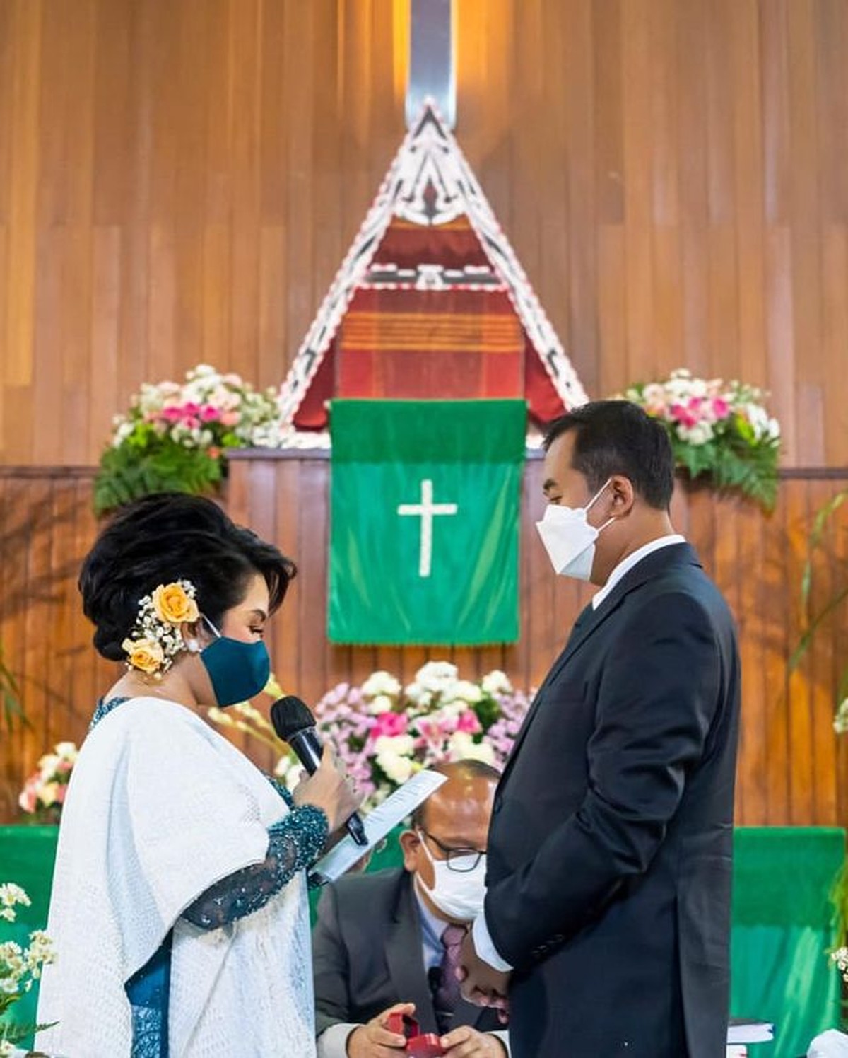 Joy Tobing dan calon suami menggelar Martumpol acara adat Batak sebelum menikah&period; Yuk kita intip momennya&excl;