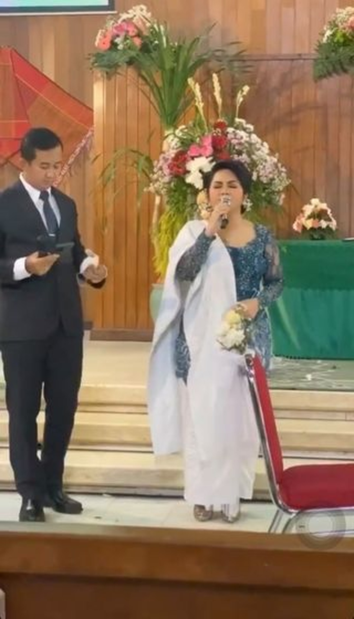 Joy Tobing dan calon suami menggelar Martumpol acara adat Batak sebelum menikah&period; Yuk kita intip momennya&excl;