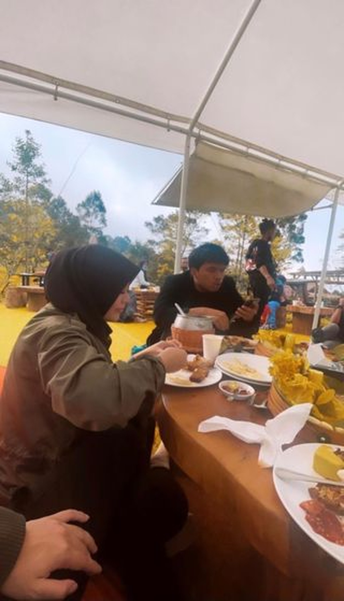 Atta Halilintar dan Aurel Hermansyah babymoon jalan-jalan ke bandung&period; Yuk kita intip momen mewah babymoon mereka&excl;