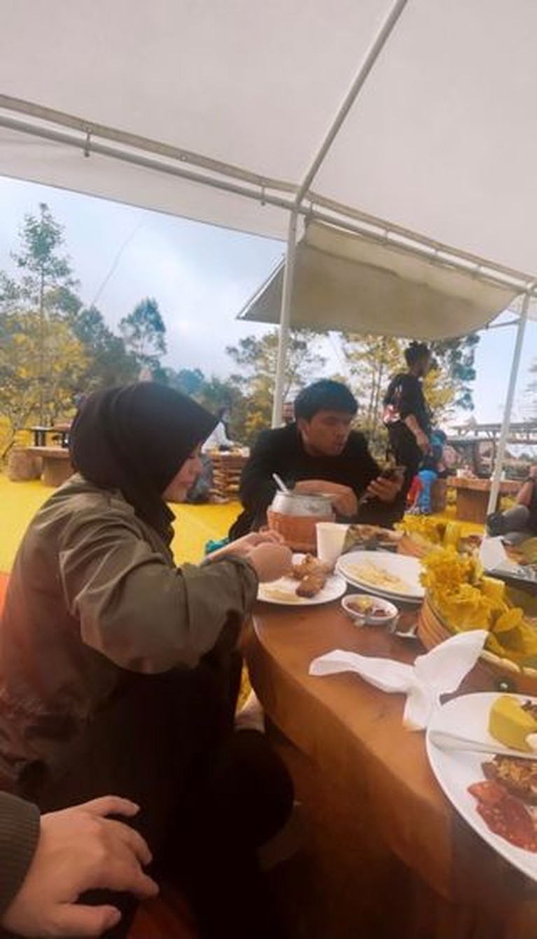 Momen Romantis Babymoon Aurel dan Atta Halilintar di Bandung Atta Halilintar dan Aurel Hermansyah babymoon jalan-jalan ke bandung. Yuk kita intip momen mewah babymoon mereka!