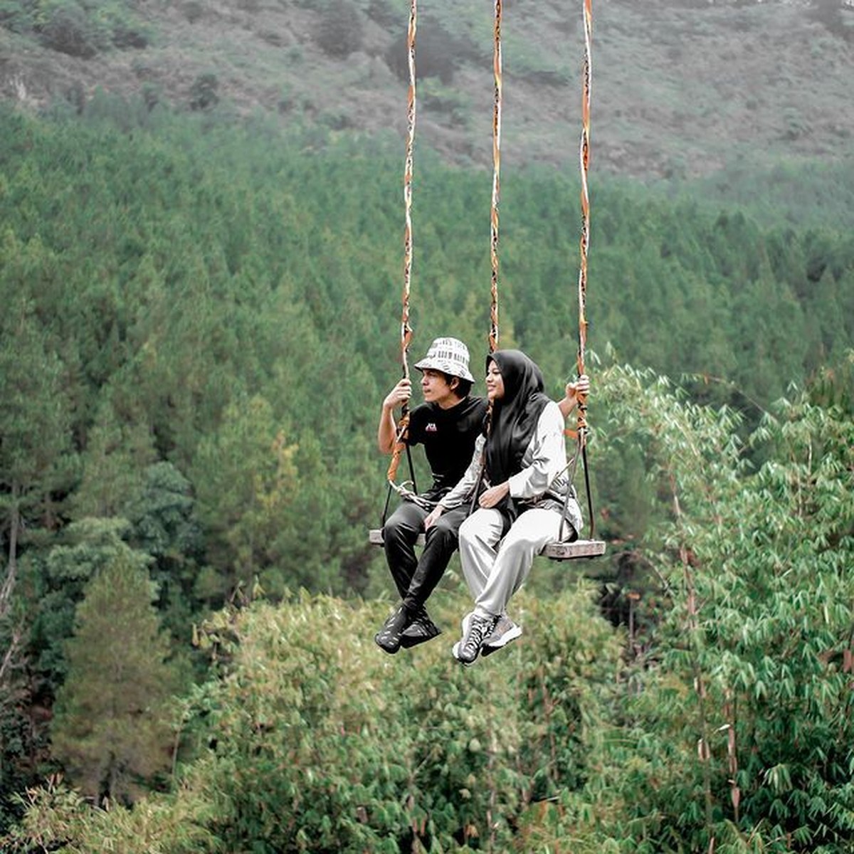 Atta Halilintar dan Aurel Hermansyah babymoon jalan-jalan ke bandung&period; Yuk kita intip momen mewah babymoon mereka&excl;
