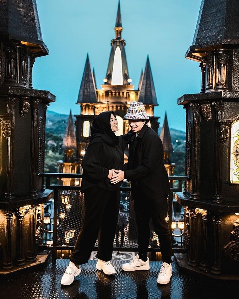 Momen Romantis Babymoon Aurel dan Atta Halilintar di Bandung Atta Halilintar dan Aurel Hermansyah babymoon jalan-jalan ke bandung. Yuk kita intip momen mewah babymoon mereka!