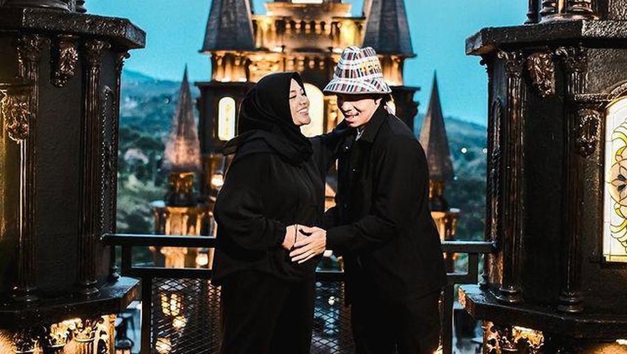 Momen Romantis Babymoon Aurel dan Atta Halilintar di Bandung Atta Halilintar dan Aurel Hermansyah babymoon jalan-jalan ke bandung. Yuk kita intip momen mewah babymoon mereka!