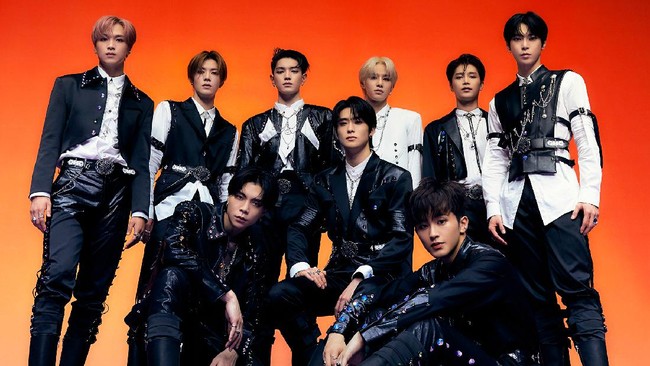 Polisi memasang metal detector di pintu masuk konser NCT 127 di ICE BSD, setelah sebelumnya sempat beredar ancaman bom.