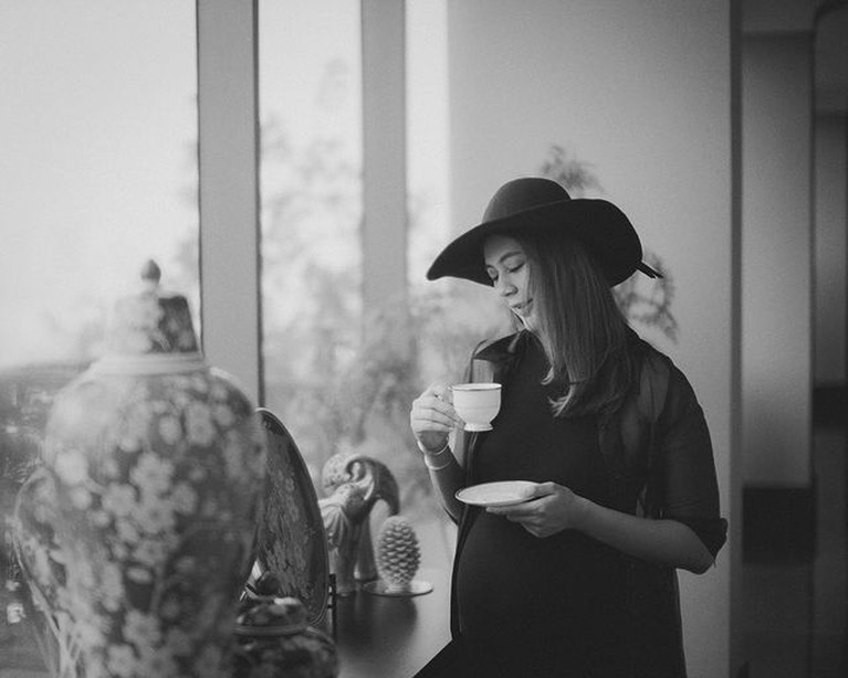 Nuansa Hitam Putih di Maternity Shoot Kehamilan Kedua Paula Verhoeven Paula Verhoeven melakukan sesi pemotretan kehamilan keduanya dengan nuansa hitam putih. Yuk intip!